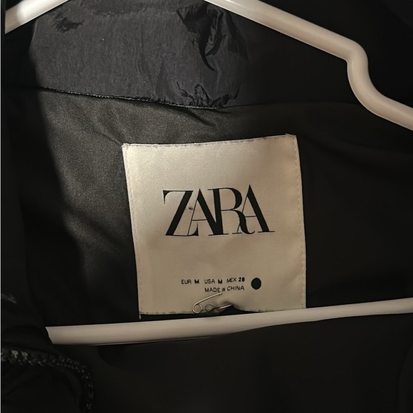 Zara black puffer jacket in size medium - Picture 3 of 3